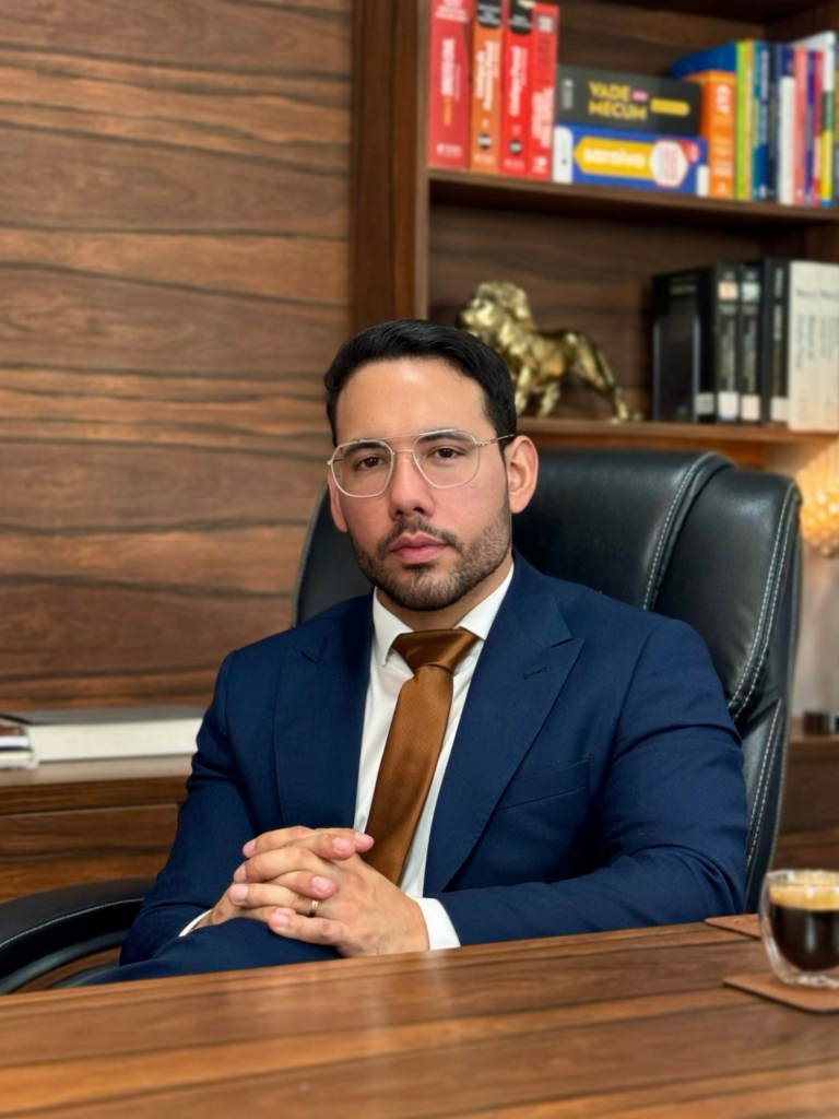 Dr. Hugo Carvalho no escrit&oacute;rio